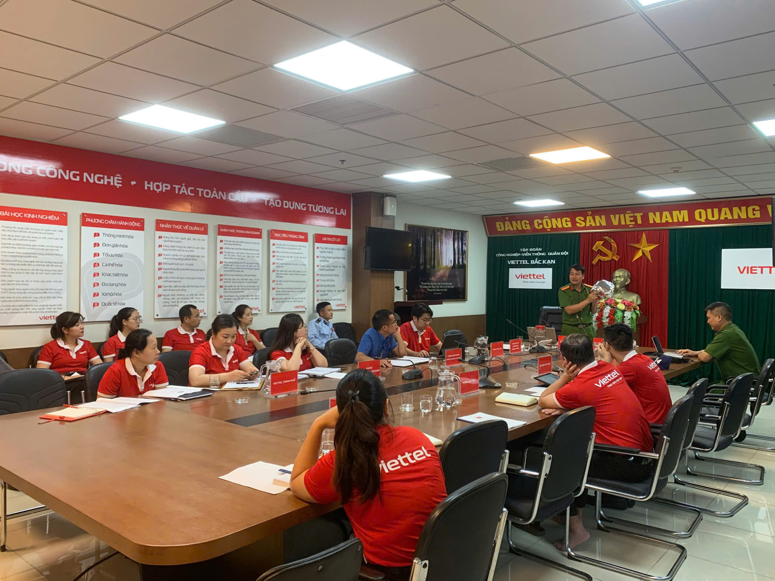 Viettel Bắc Kạn tổ chức thành công lớp tuyên truyền và huấn luyện nghiệp vụ PCCC & CNCH năm 2025